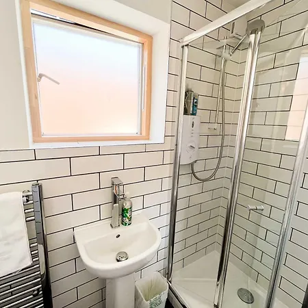 Dolores Ecopod Treehouse In The Centre Bristol