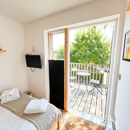 Dolores Ecopod Treehouse In The Centre