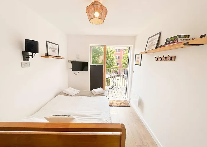 Dolores Ecopod Treehouse In The Centre *