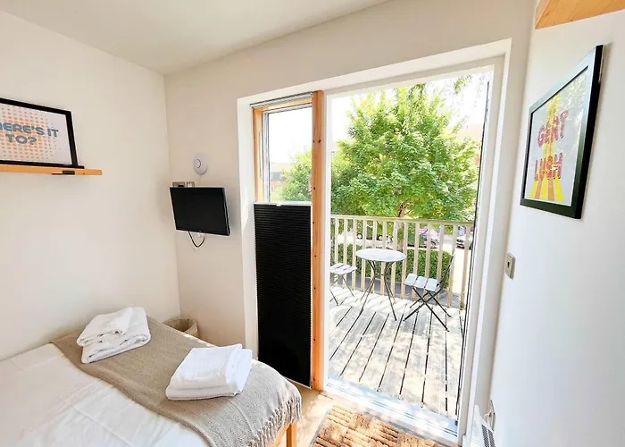 Dolores Ecopod Treehouse In The Centre